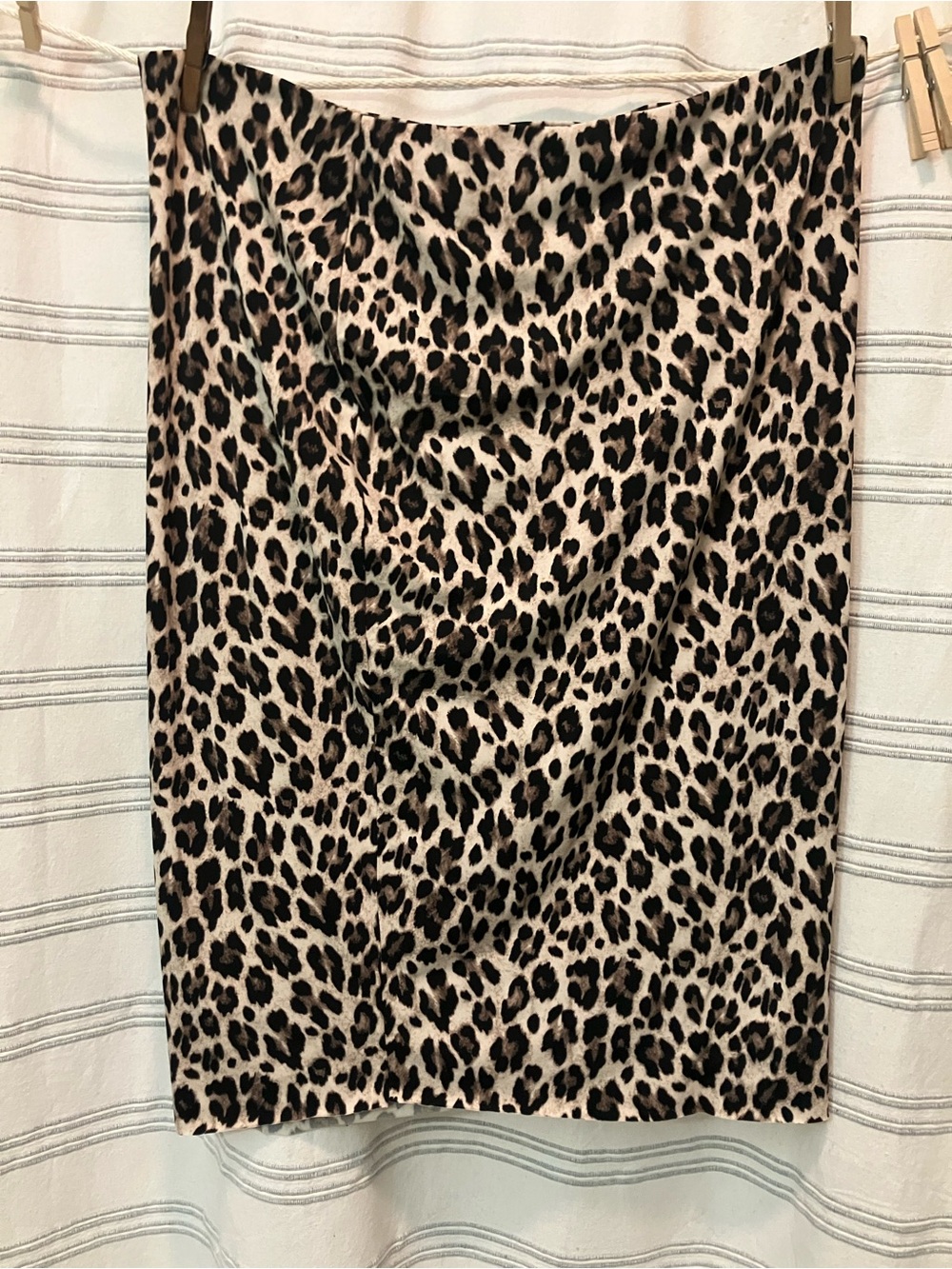 Vince Camuto stretchy pencil skirt- leopard print!